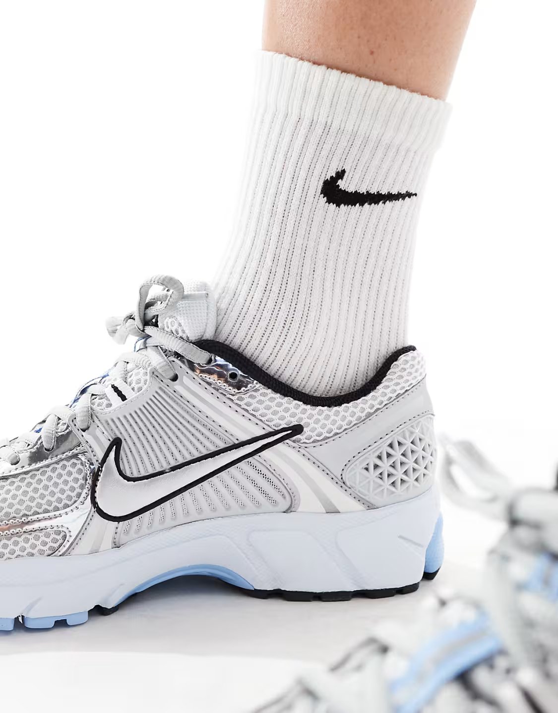 Nike White & Silver Zoom Vomero 5 - Image 4
