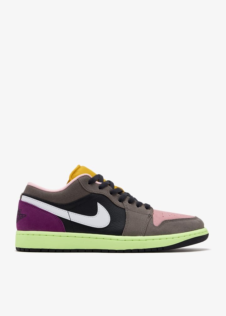 Nike
Air Jordan 1 Low SE sneakersOil Grey/White/Cave Stone-Arctic Punch - Image 3