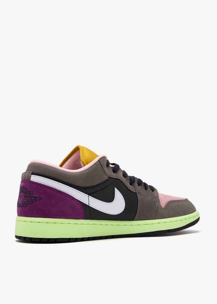Nike
Air Jordan 1 Low SE sneakersOil Grey/White/Cave Stone-Arctic Punch - Image 10