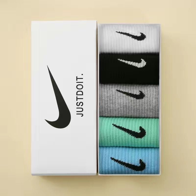 🔹 5 in 1 multicolour Nike socks